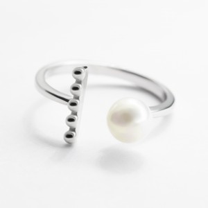 Серебряное кольцо покрытое родием с бусиной (КК2Ж/1102)