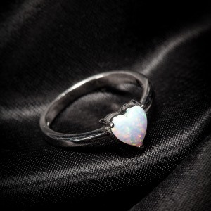 Серебряное кольцо "Безграничная любовь" с сердцем из белого опала (КК2ОпБ/1164)