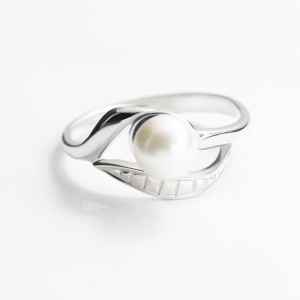Серебряное кольцо покрытое родием с бусиной (КК2Ж/029)