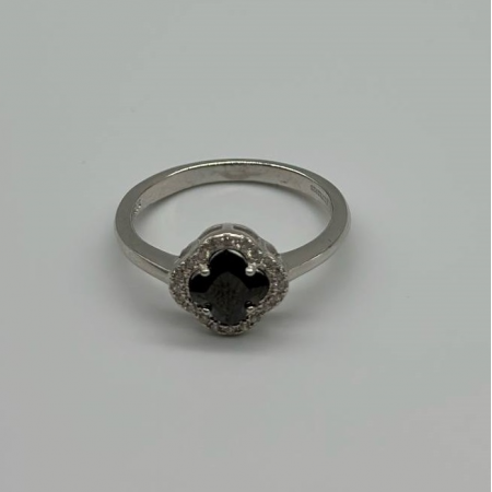 Серебряное кольцо Клевер с фианитами и ониксом