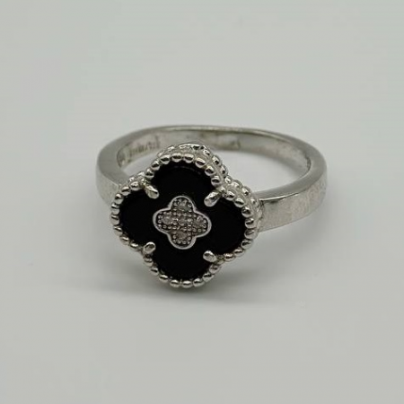 Серебряное кольцо в стиле 'Van Cleef & Arpels' со вставкой фианит/оникс