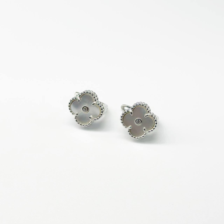 Серебряные серьги на английской застежке в стиле 'Van Cleef & Arpels' со вставкой перламутр/фианит